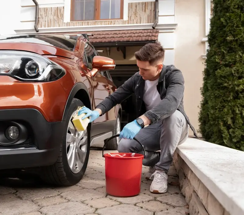 Lavage auto à domicile Soucy : professionnel intervenant sur un véhicule